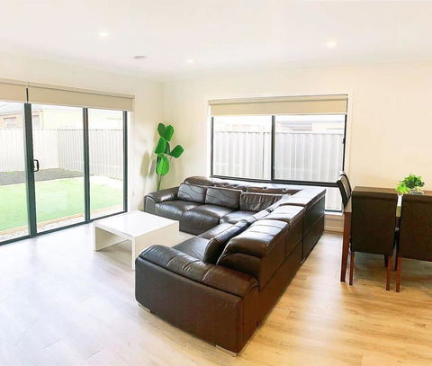 Comfortable 4BR 2Bath House Tarneit Melbourne - Accommodation BNB 3