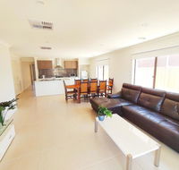 Comfortable 5BR House 6mins to Werribee Station.Great Ocean Road tourist stopover - Accommodation BNB