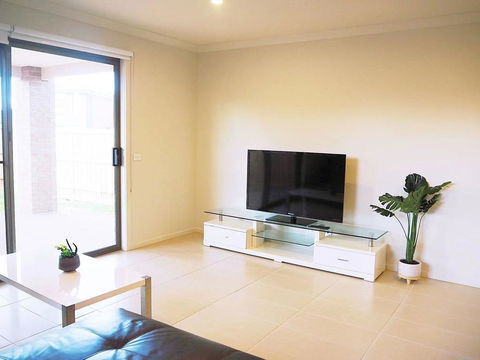 Comfortable 5BR House 6mins To Werribee Station.Great Ocean Road Tourist Stopover - Accommodation BNB 2