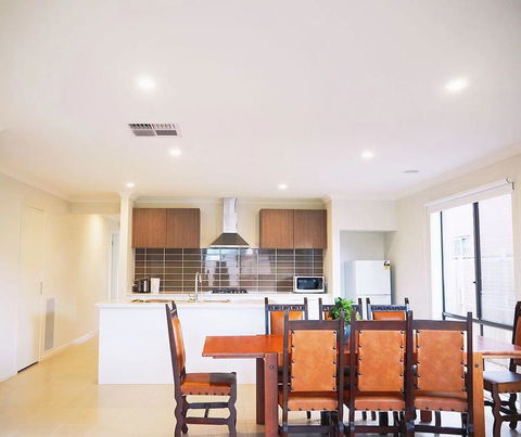 Comfortable 5BR House 6mins To Werribee Station.Great Ocean Road Tourist Stopover - Accommodation BNB 3