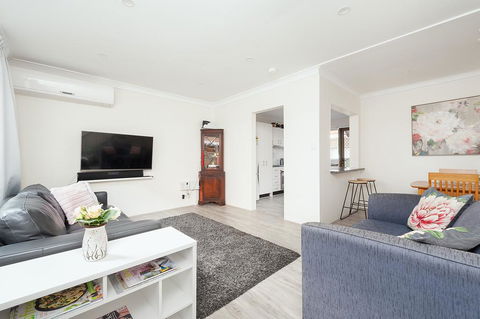 Comfy & Convenient @ Homebush West 300 Steps Train - Accommodation BNB 1