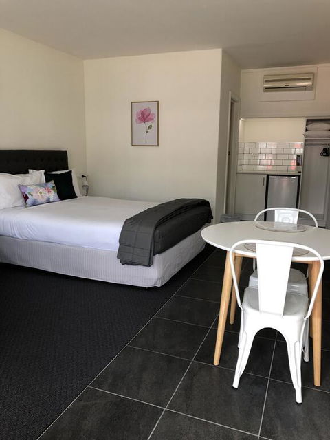 Commodore Motor Inn - Accommodation BNB 3