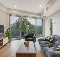 Convenient Apartment - 1 Min Walk To Train - Accommodation BNB