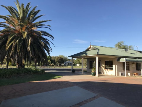 Country Gardens Motor Inn - Accommodation BNB 0