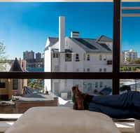 Couple's Gateway in Sunny Elizabeth Bay - Accommodation BNB