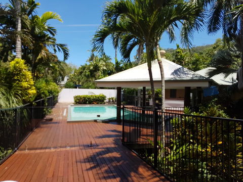 Crazy About Cairns Resort Living - 6 Bedrooms - Accommodation BNB 1