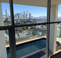 Darlinghurst Spacious apartment with balcony and pool with harbour views - Accommodation BNB