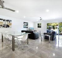 Diamond Beach 3 Bedroom Poolside Apartment - Accommodation BNB