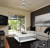 Feathers Serviced Townhouse - Accommodation BNB
