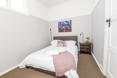 Five Ways CBD Apartment - Spacious, Wifi, Free Parking - Accommodation BNB 1