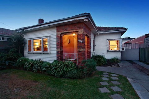 GIRLS ONLY. Large Bedroom With KING Bed, Close To Everything - Accommodation BNB 2
