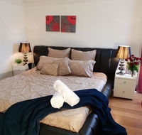 GIRLS ONLY. Large bedroom with KING bed close to everything - Accommodation BNB