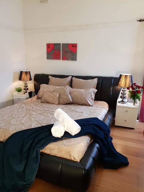 GIRLS ONLY. Large Bedroom With KING Bed, Close To Everything - Accommodation BNB 0