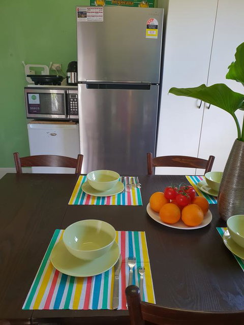 GIRLS ONLY. Large Bedroom With KING Bed, Close To Everything - Accommodation BNB 3