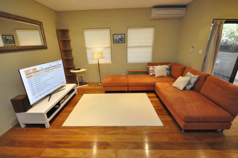 Glebe Self-Contained Modern One-Bedroom Apartment (47ROS) - Accommodation BNB 1
