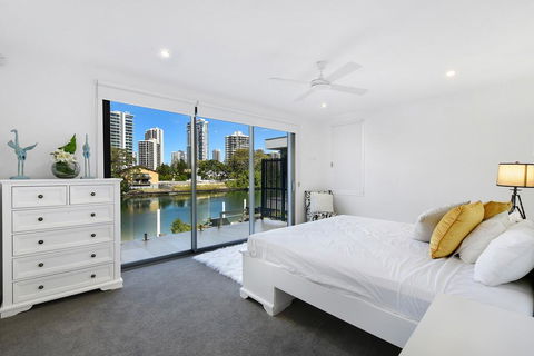 Gold Coast Private Homes - Waterfront Villas, Paradise Island - Accommodation BNB 3