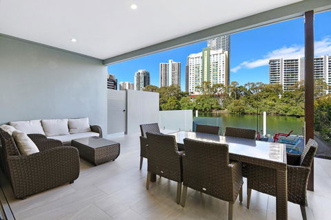 Gold Coast Private Homes - Waterfront Villas, Paradise Island - Accommodation BNB 1