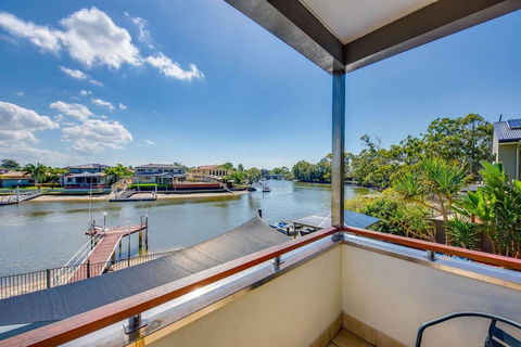 Gold Coast Stunning Waterfront Holiday Retreat - Accommodation BNB 1