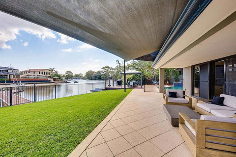 Gold Coast Stunning Waterfront Holiday Retreat - Accommodation BNB 3