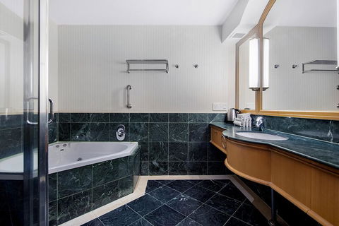 Gold Tower 20th Level Hotel Suite - Accommodation BNB 2
