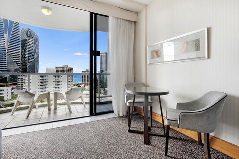 Gold Tower Private Deluxe King Room - Accommodation BNB 3
