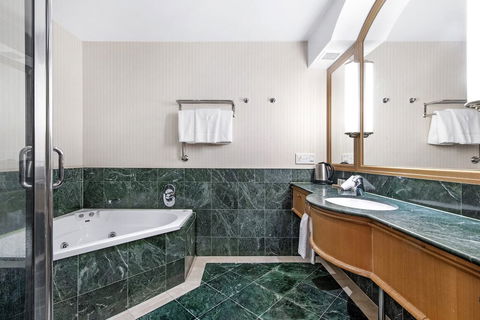 Gold Tower Private Hotel Suite With Ocean Views - Accommodation BNB 2