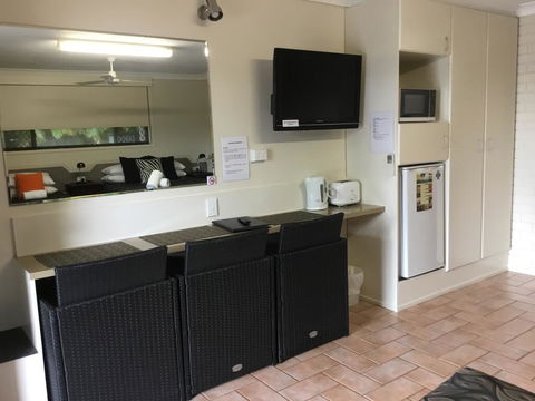 Golden Palms Motor Inn - Accommodation BNB 2