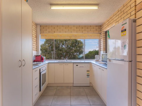 Golden Shores U7, 21 Landsborough Parade - Accommodation BNB 2