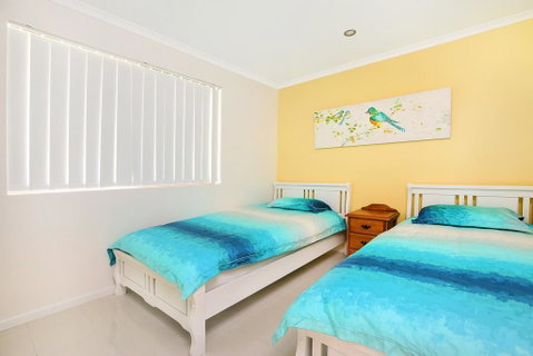 Golden Shores Unit 1, 21 Landsborough Parade - Accommodation BNB 3