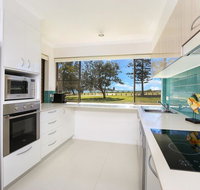 Golden Shores Unit 1 21 Landsborough Parade - Accommodation BNB