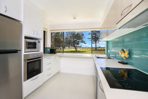 Golden Shores Unit 1, 21 Landsborough Parade - Accommodation BNB 0