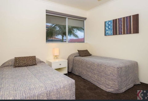 Gorgeous 4 Bed Beachside Apartment - Diamond Beach Resort - Accommodation BNB 3
