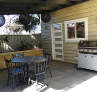 Guesthouse with Pool  BBQ - 10 kms from CBD - Accommodation BNB