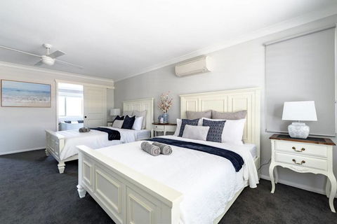Hamptons Waterfront Getaway - Accommodation BNB 1