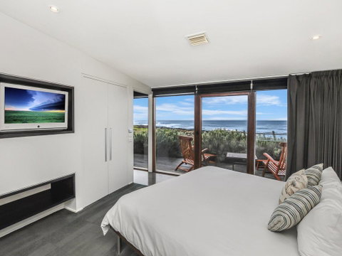 HEARN'S BEACHSIDE VILLA 1 - Accommodation BNB 3