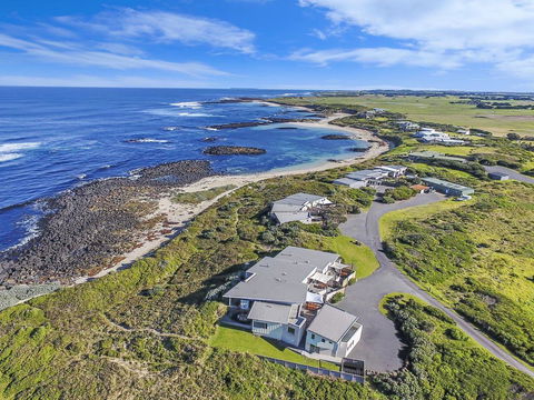 HEARN'S BEACHSIDE VILLA 3 - Accommodation BNB 1
