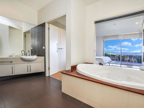 HEARN'S BEACHSIDE VILLA 7 - Accommodation BNB 1