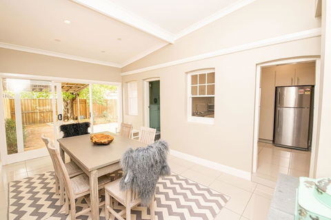 Heritage Bowen Terrace 3 Bed, 2 Bath - Walk To CBD - Accommodation BNB 1