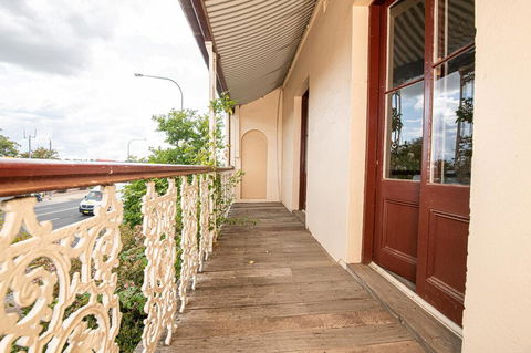 Heritage Bowen Terrace 3 Bed, 2 Bath - Walk To CBD - Accommodation BNB 3