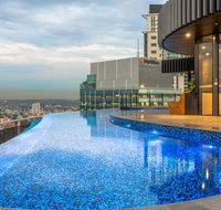 High Life Central with Pool and Car Park - Accommodation BNB