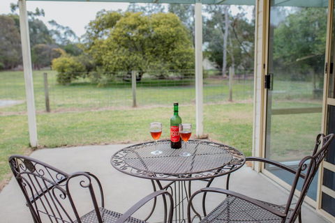 Karinya Cottage - Pet Friendly Country Retreat - Accommodation BNB 0