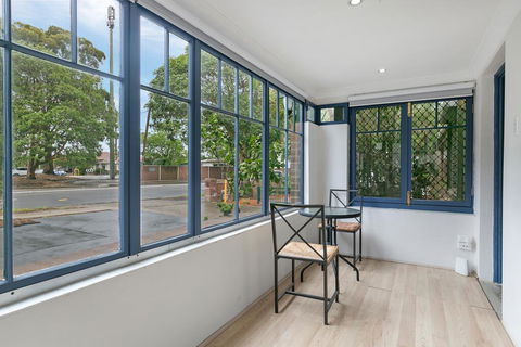 KOZYGURU ARNCLIFFE SYDNEY AIRPORT RENOVATED COTTAGE 3 BED HOUSE NAR232 - Accommodation BNB 2