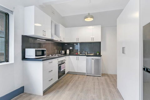 KOZYGURU ARNCLIFFE SYDNEY AIRPORT RENOVATED COTTAGE 3 BED HOUSE NAR232 - Accommodation BNB 1