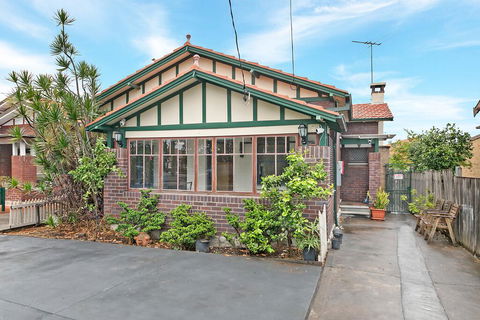 KOZYGURU ARNCLIFFE SYDNEY AIRPORT RENOVATED COTTAGE 3 BED HOUSE NAR232 - Accommodation BNB 3