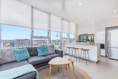 KOZYGURU NEWSTEAD DESIGNER 2 BED APT FREE PARKING POOL + GYM QNE088 - Accommodation BNB 0
