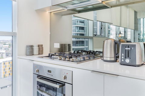 KOZYGURU NEWSTEAD DESIGNER 2 BED APT FREE PARKING POOL + GYM QNE088 - Accommodation BNB 1