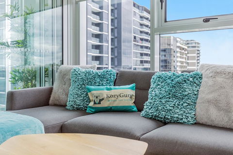 KOZYGURU NEWSTEAD DESIGNER 2 BED APT FREE PARKING POOL + GYM QNE088 - Accommodation BNB 2