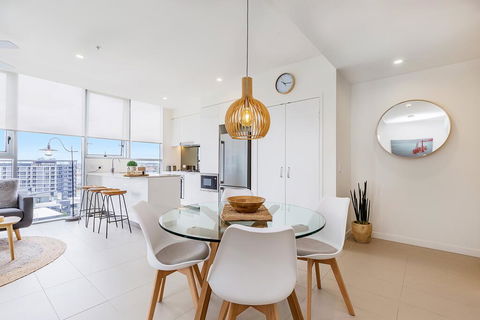 KOZYGURU NEWSTEAD DESIGNER 2 BED APT FREE PARKING POOL + GYM QNE088 - Accommodation BNB 3