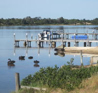 Lakes Waterfront Motel and Cottages with King Beds - Accommodation BNB