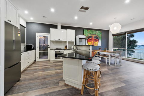 Lakeside Landing - Waterfront - Accommodation BNB 3